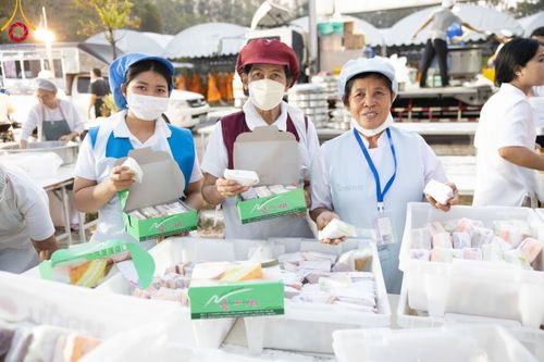 ภาพ No.110992:พิธีถวายภัตตาหารเป็นสังฆทาน แด่คณะพระธรรมยาตราฯ ในโครงการธรรมยาตรา กตัญญูบูชา มหาปูชนียาจารย์ พระมงคลเทพมุนี(สด จนฺทสโร) พระผู้ปราบมาร อนุสรณ์สถาน 7 แห่ง ปีที่ 12 วันที่ 13 มกราคม พ.ศ. 2567 ณ อนุสรณ์สถานมหาวิหารพระมงคลเทพมุนี  (โลตัสแลนด์) อ.สองพี่น้อง จ