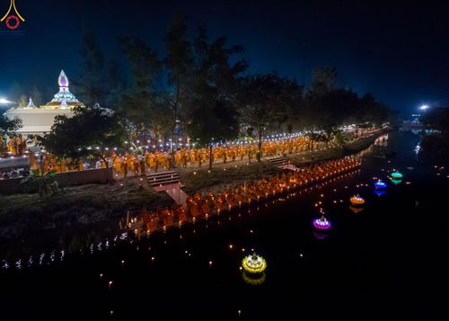 ภาพ No.109801:พิธีจุดประทีปถวายเป็นพุทธบูชา และบูชาธรรมมหาปูชนียาจารย์ วันที่ 10 มกราคม พ.ศ. 2567 ณ อนุสรณ์สถานคลองบางนางแท่น อ.สามพราน จ.นครปฐม