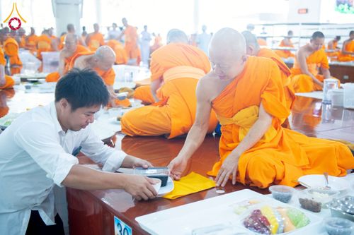ภาพ No.268293:วันที่ 8 พฤศจิกายน พ.ศ. 2568 พิธีถวายภัตตาหารเมนูสวรรค์ เพื่อการบรรลุธรรม ณ หอฉันคุณยายอาจารย์ฯ วัดพระธรรมกาย