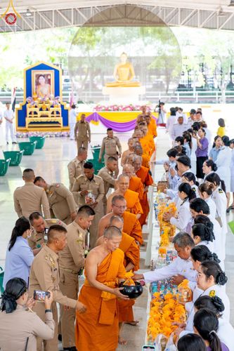 ภาพ No.138949:กิจกรรมเฉลิมพระเกียรติ สมเด็จพระนางเจ้าฯ พระบรมราชินี เนื่องในโอกาสวันเฉลิมพระชนมพรรษา พิธีเจริญพระพุทธมนต์ , ทำบุญตักบาตรพระสงฆ์ ถวายพระราชกุศล , พิธีถวายเครื่องราชสักการะ , และพิธีจุดเทียนถวายพระพรชัยมงคล วันที่ 3 มิถุนายน พ.ศ. 2567 ณ อาคารโถงช้าง วัดพ