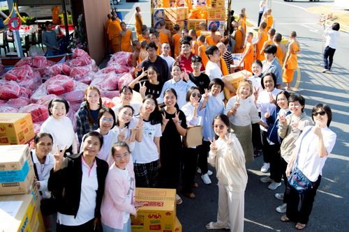 ภาพ No.273663:วันที่ 27 พฤศจิกายน พ.ศ. 2568 คณะศิษยานุศิษย์วัดพระธรรมกาย มูลนิธิธรรมกาย มอบอาหารและสิ่งของความช่วยเหลือให้พี่น้องชาวใต้ ผู้ประสบอุทกภัยน้ำท่วม