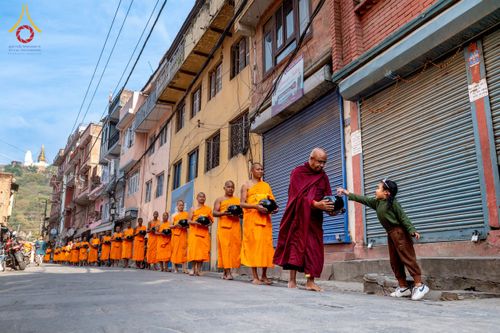 ภาพ No.213097:วันที่ 17 - 18 มีนาคม พ.ศ. 2568 คณะสงฆ์และสามเณรเดินบิณฑบาต รอบเมืองในพื้นที่ วัดสยมภูวนาถและราชวังปาตัน ณ เมืองกาฐมาณฑุ ประเทศเนปาล