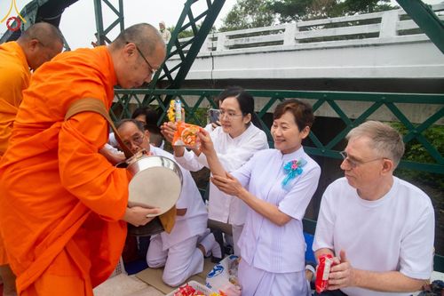 ภาพ No.102005:พิธีตักบาตรพระ 111 รูป ณ สะพานประวัติศาสตร์  อ.ปาย จ.แม่ฮ่องสอน วันอาทิตย์ที่ 10 ธันวาคม พ.ศ. 2566