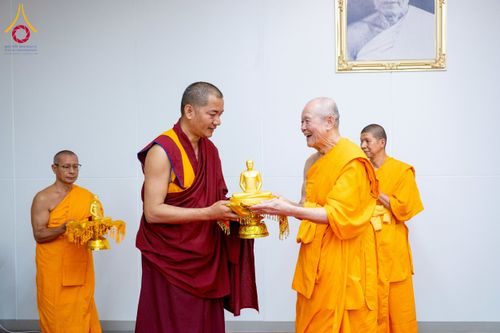 ภาพ No.222363:วันที่ 21 เมษายน พ.ศ. 2568 หลวงพ่อทัตตชีโวต้อนรับคณะสงฆ์ WAB ณ อาคาร 100 ปี คุณยายมหารัตนอุบาสิกาจันทร์ ขนนกยูง วัดพระธรรมกาย