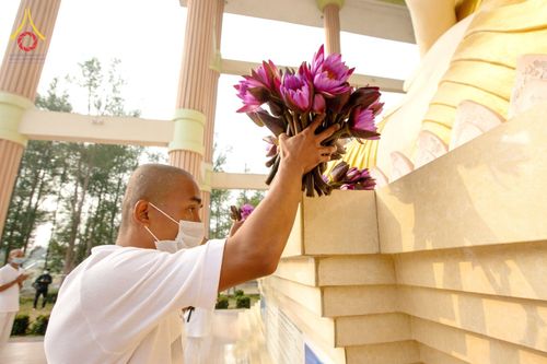 ภาพ No.75915:พิธีบรรพชาสามเณร ณ วัดปันชารี สันติปูร์ อรัญกฏิ เมืองคาร์กาชารี ประเทศบังกลาเทศ วันที่ 10 กุมภาพันธ์ พ.ศ. 2566