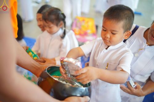 ภาพ No.123006:พิธีตักบาตร และพิธีบูชาข้าวพระ ในวันอาทิตย์ต้นเดือนที่ 4 กุมภาพันธ์ พ.ศ. 2567 ณ วัดพระธรรมกาย จ.ปทุมธานี