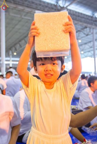 ภาพ No.126503:พิธีตักบาตร ในวันอาทิตย์ต้นเดือนที่ 3 มีนาคม พ.ศ. 2567 ณ บ้านแก้วเรือนทองคุณยายฯ วัดพระธรรมกาย