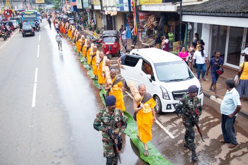 ภาพ No.140671:PhotoStory มหาศรัทธา ธรรมยาตราศรีลังกา EP.4 โครงการสยาม-ลังกา ธรรมยาตรา ฉลองเทศกาลวิสาขบูชาแห่งชาติ ศรีลังกา  บูชาธรรม 80 ปีหลวงพ่อธัมมชโย เส้นทางจาก เมืองดัมบูลลา ไปยัง เมืองมาตะเล  ตั้งแต่วันที่ 17-20 พฤษภาคม พ.ศ. 2567