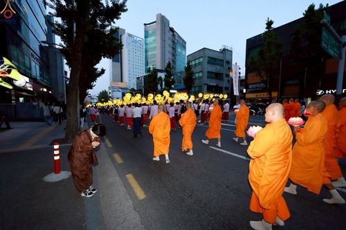 ภาพ No.229545:วันเสาร์ที่ 26 เมษายน พ.ศ. 2568 คณะพระภิกษุสามเณรในโครงการบรรพชาหมู่ 81 รูป  วัดภาวนาโซล ประเทศเกาหลีใต้ ได้ร่วมกับคณะสาธุชนคนไทยในเกาหลีใต้  ร่วมกันเดินขบวนอัญเชิญโคมดอกบัว  เพื่อบูชาแด่องค์สมเด็จพระสัมมาสัมพุทธเจ้า  ในงานเทศกาลวิสาขบูชานานาชาติ ประจำปี