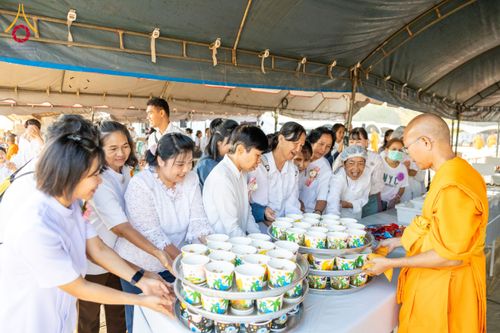 ภาพ No.129237:พิธีถวายภัตตาหารเป็นสังฆทาน แด่คณะพระธรรมยาตราฯ ในโครงการธรรมยาตราอัญเชิญพระบรมสารีริกธาตุ  ประดิษฐาน ณ มหารัตนเจดีย์สิริปทุมสวรรค์ อ.บางกล่ำ จ.สงขลา วันที่ 11 มีนาคม พ.ศ. 2567