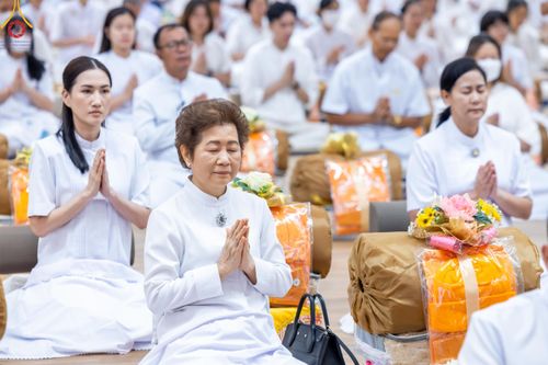 ภาพ No.180801:พิธีถวายภัตตาหารเมนูสวรรค์ และพิธีถวายอุปกรณ์กันหนาว แด่คณะพระภิกษุสามเณรวัดพระธรรมกาย วันอาทิตย์ที่ 8 ธันวาคม พ.ศ.2567 ณ สภาธรรมกายสากล วัดพระธรรมกาย