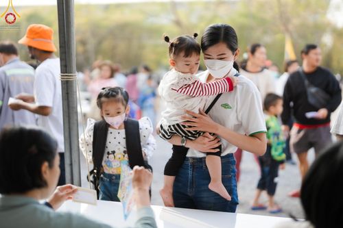 ภาพ No.193852:วัดพระธรรมกาย จัดงานวันเด็กแห่งชาติ ประจำปี พ.ศ.2568 ออกร้านอาหาร 200 ร้าน มอบของขวัญหลายหมื่นชิ้น วันที่ 12 มกราคม พ.ศ. 2568 วัดพระธรรมกาย อ.คลองหลวง จ.ปทุมธานี