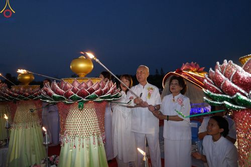 ภาพ No.129593:พิธีจุดประทีป 10,000 ดวง น้อมถวายเป็นพุทธบูชา ณ มหารัตนเจดีย์สิริปทุมสวรรค์ (เจดีย์อริยพุทธะ 5 พระองค์) ศูนย์ปฏิบัติธรรมภาคใต้ อ.บางกล่ำ จ.สงขลา  วันที่ 10 มีนาคม พ.ศ. 2567