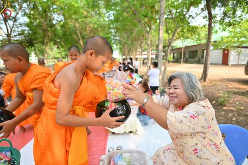 ภาพ No.62844:พิธีตักบาตรฉลองสามเณรใหม่ ในโครงการบรรพชาสามเณร ฟื้นฟูพระพุทธศาสนาทั่วไทย ณ ศูนย์ปฏิบัติธรรมพนมสารคาม(เพชรตะวัน) จ.ฉะเชิงเทรา วันที่ 12 เมษายน พ.ศ. 2567