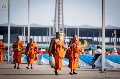 ภาพ No.221547:วันอังคารที่ 22 เมษายน พ.ศ. 2568 ภาพพิธีถวายมหาสังฆทานคณะสงฆ์ 40,000 กว่าวัดทั่วประเทศ เนื่องในวันคุ้มครองโลก ชุดที่ 2 (ปลื้มให้สมการรอคอย) ณ ลานธรรมพระมหาธรรมกายเจดีย์ วัดพระธรรมกาย