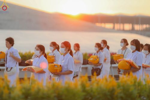 ภาพ No.101410:พิธีเวียนประทักษิณ, พิธีวันทาเจดีย์, พิธีขอขมาและมอบผ้าไตร ในโครงการอุปสมบทหมู่ รุ่นบูชาธรรมมหาปูชนียาจารย์ ณ วัดพระธรรมกาย ในวันที่ 9 ธันวาคม พ.ศ. 2566