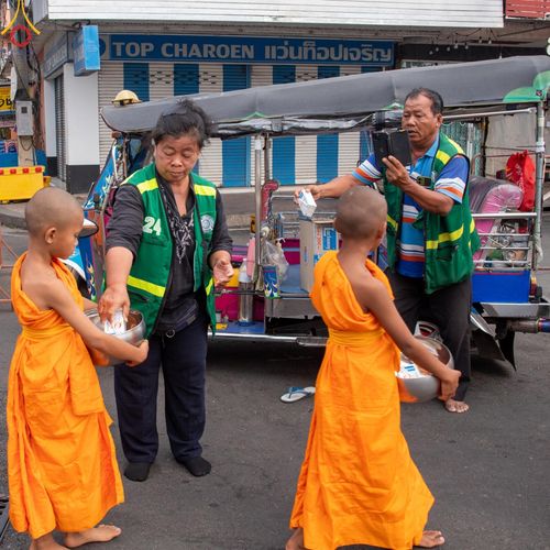 ภาพ No.62036:สามเณรจากศูนย์อบรมเยาวชนสุรินทร์ ออกบิณฑบาต รอบอำเภอเมือง จ.สุรินทร์ ในโครงการบรรพชาสามเณร ฟื้นฟูพระพุทธศาสนาทั่วไทย วันที่ 9 เมษายน พ.ศ. 2567