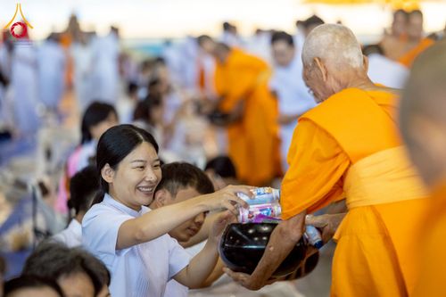 ภาพ No.232007:วันอาทิตย์ที่ 6 กรกฏาคม พ.ศ. 2568 พิธีตักบาตร ข้าวสารอาหารแห้ง  พิธีบูชาข้าวพระ สัมมนาพิเศษราชเหล็ก ณ สภาธรรมกายสากล วัดพระธรรมกาย