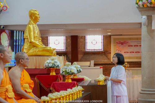 ภาพ No.161378:วัดพระธรรมกายลอนดอน สหราชอาณาจักร จัดงานบุญ น้อมถวายเป็นพุทธบูชา และบูชาธรรมเนื่องในวาระ 140 ปี วันคล้ายวันเกิดด้วยรูปกายเนื้อของ พระมงคลเทพมุนี (สด จนฺทสโร) พระผู้ปราบมาร ในวันที่ 10 ตุลาคม พ.ศ. 2567