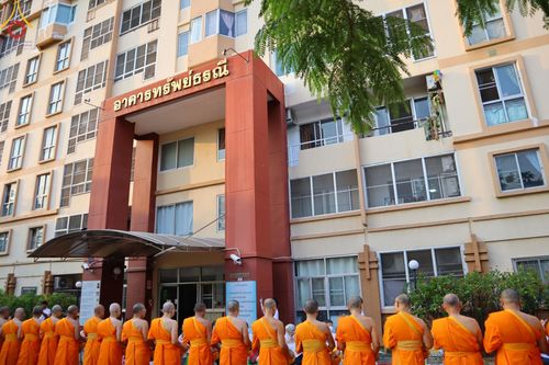 ภาพ No.136032:พระธรรมทายาท โครงการบวชพระนานาชาติ AEC & WAB ผู้บริหารรุ่นที่ 2 บิณฑบาต ณ หอฉันคุณยายอาจารย์ฯ เมืองแก้วมณี หมู่บ้านแก้วพุทธรักษา วันที่ 28 เมษายน พ.ศ. 2567