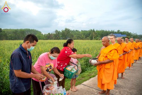 ภาพ No.217924:วันศุกร์ที่ 11 เมษายน พ.ศ. 2568 พระและสามเณร 99 รูป จากศูนย์ปฏิบัติธรรมระยอง(บ้านช่องลม) บิณฑบาต ณ ทุ่งปอเทือง ต.บางบุตร อ.บ้านค่าย จ.ระยอง เพื่อเป็นการฝึกสามเณรภาคฤดูร้อน ผ่านกิจวัตรบิณฑบาตในพื้นที่ชุมชน