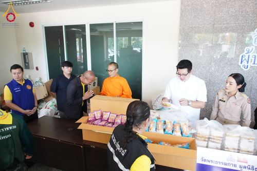 ภาพ No.159383:วัดพระธรรมกาย มูลนิธิธรรมกาย คณะศิษยานุศิษย์ฯ มอบถุงยังชีพ ข้าวสารอาหารแห้ง สมทบศูนย์รับบริจาคช่วยเหลือ ผู้ประสบภัยภาคเหนือ จังหวัดปทุมธานี มอบชุดอาหารปรุงสุกใหม่ ส่งแรงใจแก่เจ้าหน้าที่ผู้ปฏิบัติงาน และจิตอาสา วันที่ 27 กันยายน พ.ศ. 2567