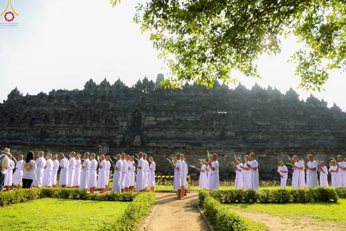 ภาพ No.103046:พิธีวันทาเจดีย์ พิธีเวียนประทักษิณ ธรรมทายาทชาวอินโดนีเซียกว่า 1,000 คน ณ มหาเจดีย์บุโรพุทโธ ประเทศอินโดนีเซีย ในวันที่ 19 ธันวาคม พ.ศ. 2566