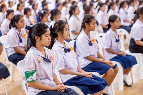 ภาพ No.245904:วันเสาร์ที่ 13 กันยายน พ.ศ. 2568 พิธีมอบผ้าไตรประธานกฐินสัมฤทธิ์เด็กดี V-Star ณ สภาธรรมกายสากล วัดพระธรรมกาย