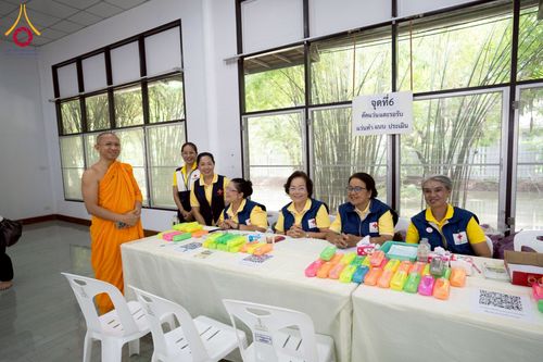 ภาพ No.230334:วันจันทร์ที่ 30 มิถุนายน พ.ศ. 2568 เจ้าอาวาสวัดพระธรรมกาย เยี่ยมอนุโมทนาให้กำลังใจ บุคลากรทางการแพทย์-เจ้าหน้าที่ผู้ปฏิบัติงาน โครงการรถตัดแว่นสายตาเคลื่อนที่สภากาชาดไทย เพื่อเด็กนักเรียนในชนบท พื้นที่จังหวัดปทุมธานี