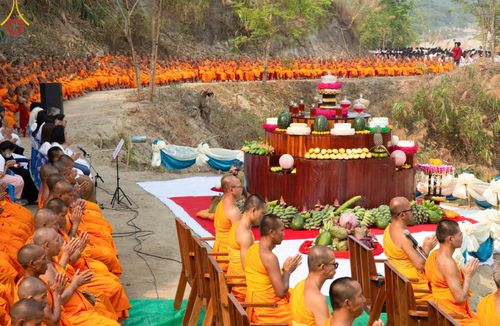 ภาพ No.139331:Photo Story  มหัศจรรย์วัดดงดินแดง Episode 7 พระภิกษุ-สามเณร ในโครงการบรรพชาอุปสมบทหมู่  กว่า 500 รูป ศีลจาริณีและสาธุชนกว่า 500 คน ร่วมพิธีบูชาข้าวพระ วัดดงดินแดง ต.ม่อนจอง อ.อมก๋อย จ.เชียงใหม่ วันอาทิตย์ที่ 7 เมษายน พ.ศ.2567