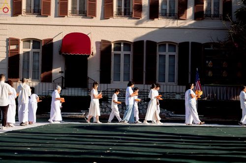 ภาพ No.252224:วันที่ 4-5 ตุลาคม พ.ศ. 2568  วัดพระธรรมกายแคลิฟอร์เนีย ประเทศสหรัฐอเมริกา ได้จัดพิธีตัดปอยผม โดยคณะสงฆ์ ญาติ ๆ และสาธุชน ให้กับนาคธรรมทายาท 8 ท่าน และได้จัดพิธีบรรพชา-อุปสมบท ฉลองพิธีทอดกฐินบรมจักรพรรดิ สร้างอุโบสถ 82 ปี บูชาธรรมหลวงพ่อธัมมชโย