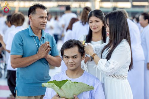 ภาพ No.274737:วันอาทิตย์ที่ 30 พฤศจิกายน พ.ศ. 2568 พิธีปลงผม โครงการอุปสมบทบูชาธรรมมหาปูชนียาจารย์ ปี 2568 ณ ลานธรรมพระมหาธรรมกายเจดีย์ ฝั่งทิศตะวันตก ระหว่างวิหารคดหมายเลข 8 และ 9 วัดพระธรรมกาย