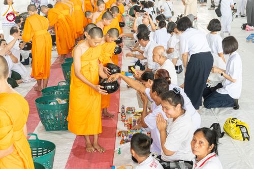 ภาพ No.61992:ตักบาตรฉลองสามเณรใหม่ มัชฌิมธรรมทายาท ณ วิหารคด คอร์ 9 วัดพระธรรมกาย วันที่ 15 เมษายน พ.ศ. 2567