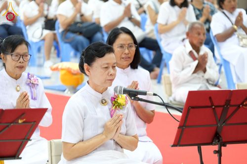 ภาพ No.277916:พิธีตัดปอยผมและปลงผมนาคธรรมทายาท พิธีขอขมาผู้ปกครอง ณ ศูนย์อบรมเยาวชนนครปฐม จ.นครปฐม และพิธีมอบบาตร ผ้าไตร นาคธรรมทายาท พิธีบรรพชา อุปสมบทหมู่ ณ วัดลาดหญ้าไทร จ.นครปฐม