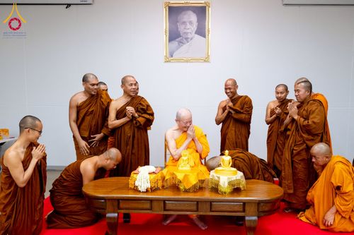 ภาพ No.222606:วันที่ 23 เมษายน พ.ศ. 2568 หลวงพ่อทัตตชีโวต้อนรับคณะสงฆ์บังกลาเทศ ณ อาคาร 100 ปี คุณยายมหารัตนอุบาสิกาจันทร์ ขนนกยูง วัดพระธรรมกาย