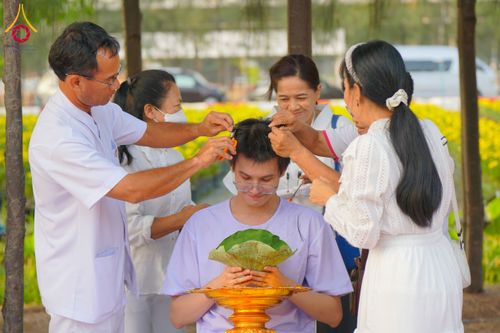 ภาพ No.135293:พิธีปลงผม ธรรมทายาท ระดับอุดมศึกษา รุ่นที่ 51 ภาคฤดูร้อน ณ วัดพระธรรมกาย จ.ปทุมธานี วันเสาร์ที่ 6 เมษายน พ.ศ. 2567