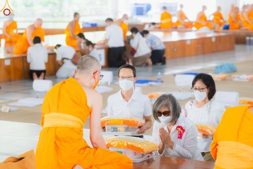 ภาพ No.80255:สาธุชนร่วมสรงน้ำพระและทำบุญ เนื่องในวันสงกรานต์ ณ หอฉันคุณยายอาจารย์ฯ วัดพระธรรมกาย วันที่ 13 เมษายน พ.ศ. 2566