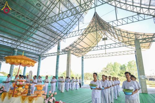 ภาพ No.180201:พิธีตัดปอยผมธรรมทายาท ณ ศูนย์ปฏิบัติธรรมวิหารแดง จ.สระบุรี โครงการบรรพชาอุปสมบท บูชาธรรมมหาปูชนียาจารย์ วันที่ 5 ธันวาคม พ.ศ. 2567