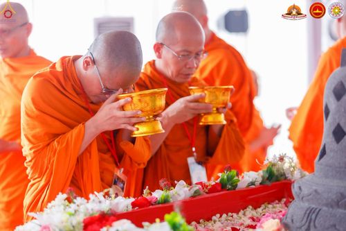 ภาพ No.224465:วันจันทร์ที่ 12 พฤษภาคม พ.ศ. 2568  ชาวพุทธในอินโดนีเซีย ร่วมฉลองวิสาขบูชาจุดประทีปกว่า 200,000 ดวง ณ พระมหาเจดีย์บรมพุทโธ  เจริญพุทธมนต์ถวาย “พระวชิรเกล้าเจ้าอยู่หัว”