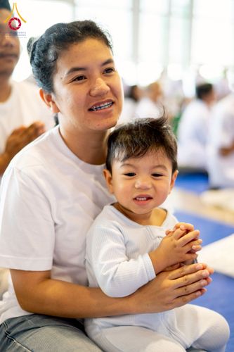 ภาพ No.256757:วันที่ 5 ตุลาคม พ.ศ. 2568 พิธีตักบาตร ข้าวสารอาหารแห้ง ณ บ้านแก้วเรือนทองคุณยายฯ สภาธรรมกายสากล วัดพระธรรมกาย