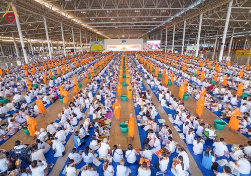 ภาพ No.133809:พิธีตักบาตร ข้าวสารอาหารแห้ง ณ บ้านแก้วเรือนทองคุณยายฯ สภาธรรมกายสากล วัดพระธรรมกาย วันอาทิตย์ต้นเดือนที่ 7 เมษายน พ.ศ. 2567