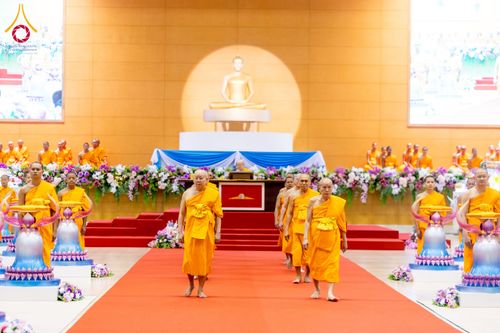 ภาพ No.215695:วันอาทิตย์ต้นเดือนที่ 6 เมษายน พ.ศ. 2568 พิธีทอดผ้าป่าสมทบ เพื่องานถวายมหาสังฆทาน 40,000 กว่าวัดทั่วประเทศ ณ สภาธรรมกายสากล วัดพระธรรมกาย