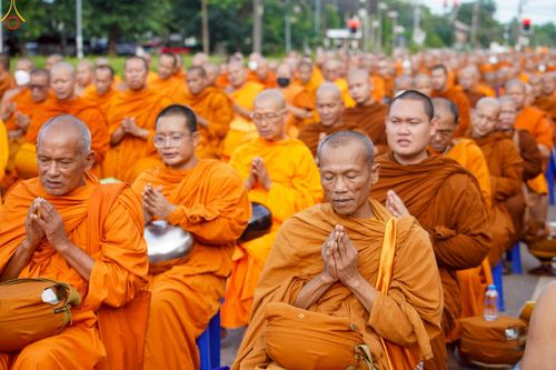 ภาพ No.229838:วันพฤหัสบดีที่ 26 มิถุนายน พ.ศ. 2568 พิธีตักบาตรพระ 1,165 รูป ฉลองก่อตั้งเมืองวานรนิวาส ครบรอบ 164 ปี ณ ถนนวานรนิวาส-อากาศอำนวย อ.วานรนิวาส จ.สกลนคร