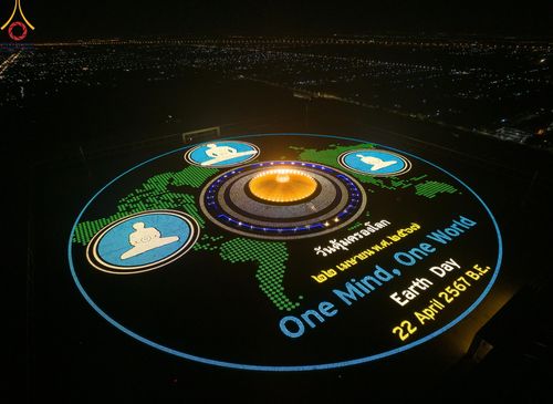 ภาพ No.59866:คณะสงฆ์และสาธุชนร่วมใจกัน สวดมนต์บทธัมมจักกัปปวัตนสูตร ครบ 6,315,808,080 จบ และจุดประทีปแปรอักษร ถวายเป็นพุทธบูชา เนื่องในวาระ "ฉลองอายุวัฒนมงคล 80 ปี หลวงพ่อธัมมชโย" ณ ลานธรรม มหารัตนวิหารคด วัดพระธรรมกาย