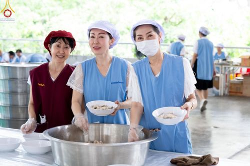 ภาพ No.60201:คณะสงฆ์ 10,000 กว่าวัดฉันภัตตาหารเพล ในวันคุ้มครองโลก วันจันทร์ที่ 22 เมษายน พ.ศ. 2567 ณ สภาธรรมกายสากล วัดพระธรรมกาย