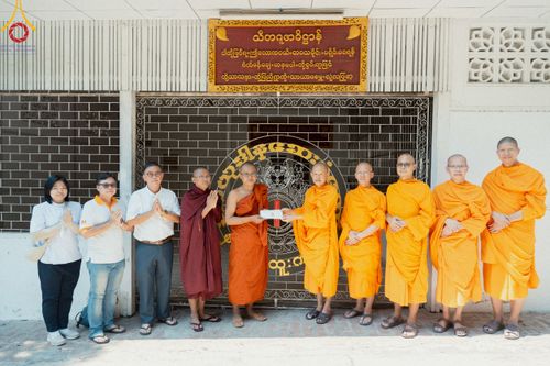 ภาพ No.220292:วันที่ 17 เมษายน พ.ศ. 2568 ผู้แทนวัดพระธรรมกาย ลงพื้นที่เยียวยา ซับน้ำตาเหยื่อแผ่นดินไหวมัณฑะเลย์