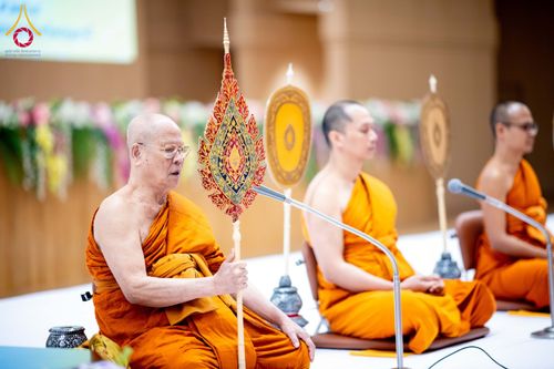 ภาพ No.208772:พระบาทสมเด็จพระเจ้าอยู่หัวทรงพระกรุณาโปรดเกล้าฯ พระราชทานภัตตาหารพระราชทาน แด่พระภิกษุ สามเณร ในการสอบบาลีสนามหลวง ณ วัดพระธรรมกาย วันที่ 22 กุมภาพันธ์ พ.ศ. 2568 ณ วัดพระธรรมกาย อำเภอคลองหลวง จังหวัดปทุมธานี