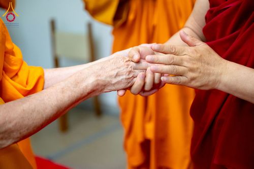 ภาพ No.222505:วันที่ 21 เมษายน พ.ศ. 2568 หลวงพ่อทัตตชีโวต้อนรับคณะสงฆ์จีน ณ อาคาร 100 ปี คุณยายมหารัตนอุบาสิกาจันทร์ ขนนกยูง วัดพระธรรมกาย