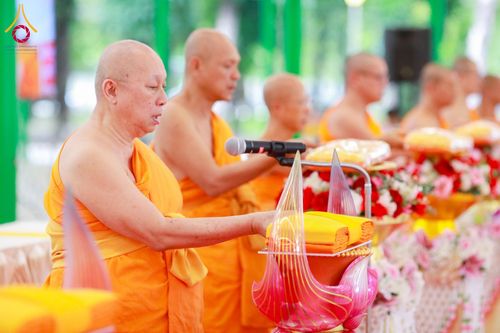 ภาพ No.159083:พิธีทอดผ้าป่าถวายทุนการศึกษาพระภิกษุสามเณรทั่วโลก และ พิธีถวายสังฆทานหนังสือพระไตรปิฏก 80 วัด บูชาธรรม 80 ปี หลวงพ่อธัมมชโย วันเสาร์ที่ 21 กันยายน พ.ศ. 2567 ณ โบสถ์พระไตรปิฏก วัดพระธรรมกาย