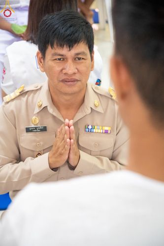 ภาพ No.59108:พิธีปลงผมและแห่นาคธรรมทายาท ในโครงการบรรพชาสามเณร ภาคฤดูร้อน เฉลิมพระเกียรติพระบาทสมเด็จพระเจ้าอยู่หัว เนื่องในโอกาส  พระราชพิธีมหามงคลเฉลิมพระชนมพรรษา 6 รอบ  ปลงผมนาคในวันที่ 21 เมษายน พ.ศ 2567 ณ วัดกลางธนรินทร์ (ธรรมอุทยานบ้านแป้ง)